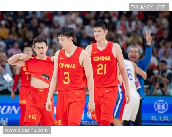 中国男篮蓝队迎战澳洲队全力争胜展现实力与团队精神